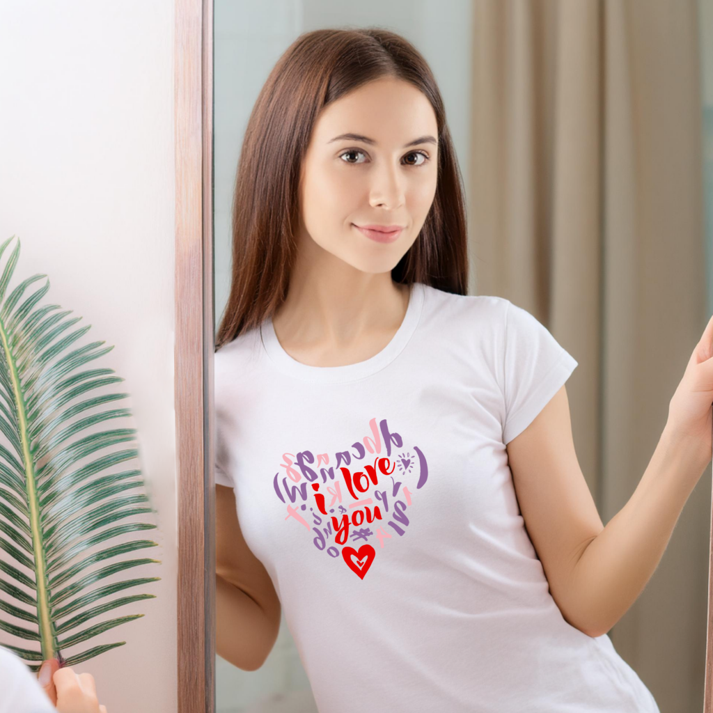 Firefly Mujer muy delgada, usando una playera blanca, viéndose frente al espejo 97354-01